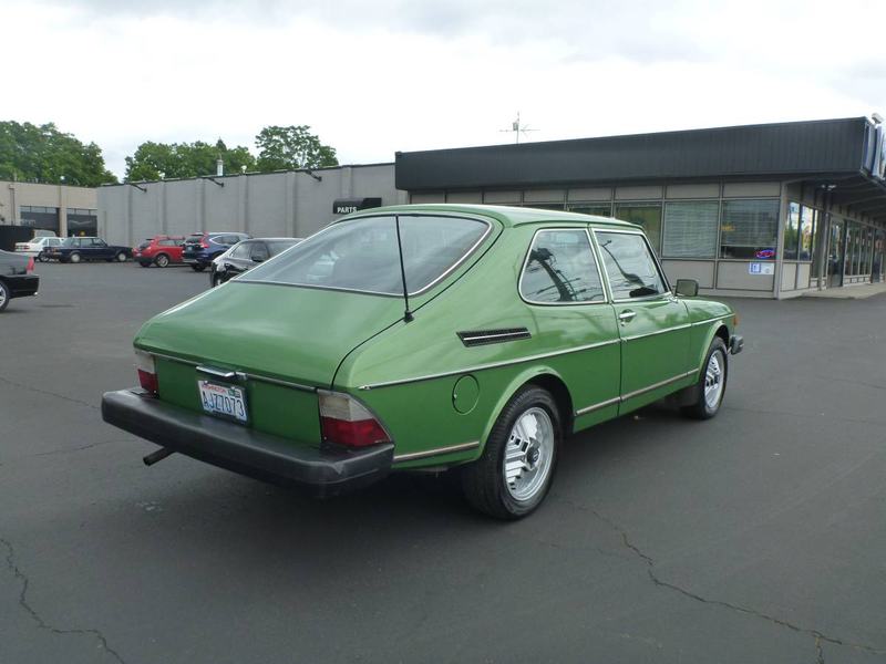 Illustration for article titled At $4,500, Could This 1979 Saab 900 EMS Make it Easy Being Grön?